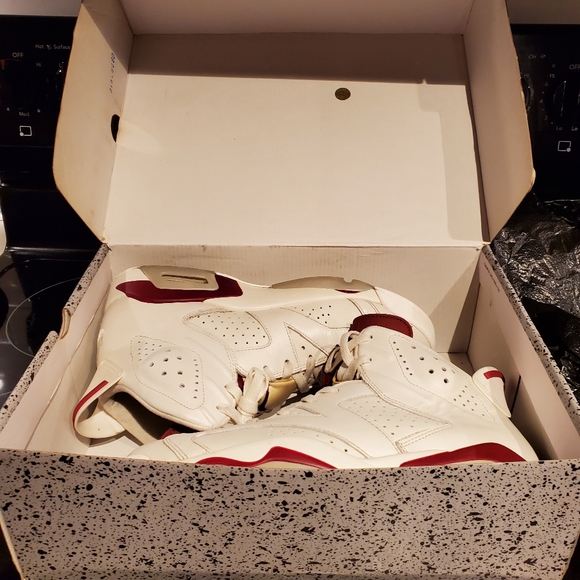 Air Jordan 6 Retro size 9.5 off white/ new maroon